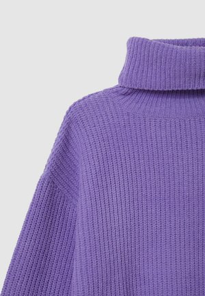 Maglione lavorato a maglia viola con colletto alto, texture a coste e vestibilità oversize. Il materiale sembra morbido e accogliente, con un design marcato.