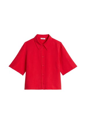 Chemise rouge vif à manches courtes avec col pointu et coupe légèrement carrée et courte sur fond blanc.