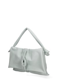 Lichtgrijze, zacht aanvoelende leren tas met een geknoopt ontwerp en een schouderband. Voorzien van een omklapbare flap en een gladde afwerking.