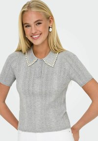 Maglietta grigio lavorata a maglia con maniche corte, motivo testurizzato, colletto con dettagli in perle e patta con tre bottoni.