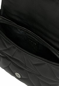 Borsa a tracolla in pelle nera con design trapuntato, dotata di un compartimento con zip e una chiusura a scatto metallica. L'interno è foderato con tessuto morbido.
