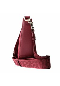 Tracolla per borsa in pelle bordeaux con finitura texturizzata, dotata di chiusura a moschettone e dettagli in tessuto a contrasto con motivo logo ripetuto.