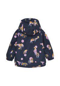 Marinblå vattentät jacka med mönster av geometriska björnar och rosa cirklar. Har en huva och elastiska ärmslut för en åtsittande passform.
