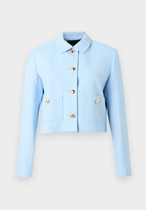 Ανοιχτό μπλε κοντό μπουφάν με μακριά μανίκια, γιακά, δύο μπροστινές τσέπες και πέντε χρυσά κουμπιά στο κέντρο και στις τσέπες.