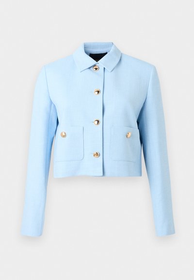 Ανοιχτό μπλε κοντό μπουφάν με μακριά μανίκια, γιακά, δύο μπροστινές τσέπες και πέντε χρυσά κουμπιά στο κέντρο και στις τσέπες.