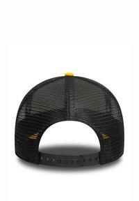 Gorra de malla negra con forma redondeada, botón superior amarillo y correa ajustable de plástico negro en la parte posterior. Diseño ventilado.
