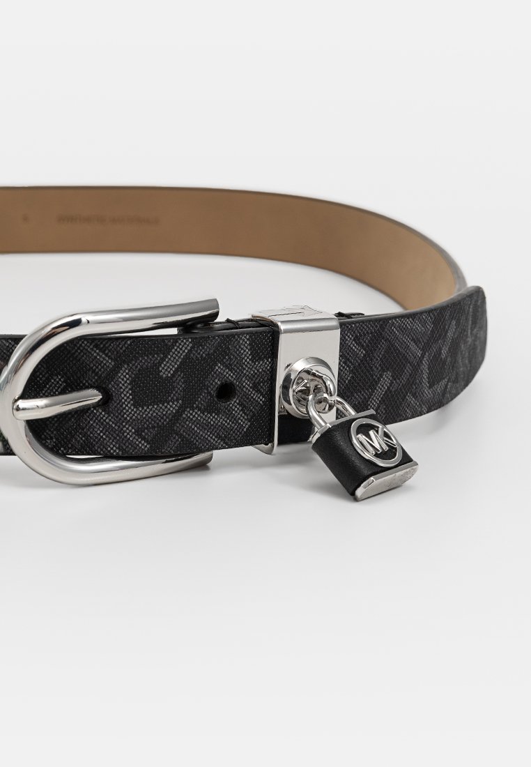 Ceinture noire à motif en matériau synthétique, dotée d'une boucle en métal argenté et d'un petit détail de cadenas avec logo. Texture lisse.