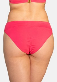 Rosa Bikini-Hose mit gerafftem Detail hinten. Der Stoff ist glatt und dehnbar, entworfen für Komfort und Passform.