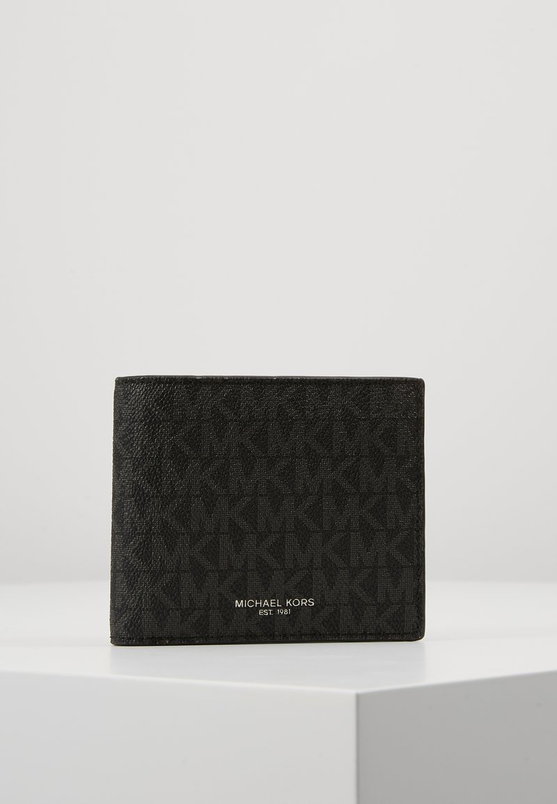 Portefeuille biface en cuir noir avec un extérieur texturé arborant un motif à logo MK en répétition. Texte du logo en argent affiché en bas.