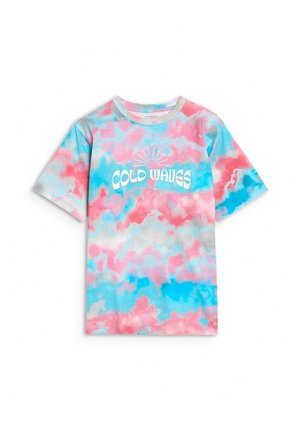 Koszulka tie-dye w kolorach różowym, niebieskim i szarym z białym napisem "COLD WAVES" i grafiką słońca nad napisem, krótki rękaw, okrągły dekolt.