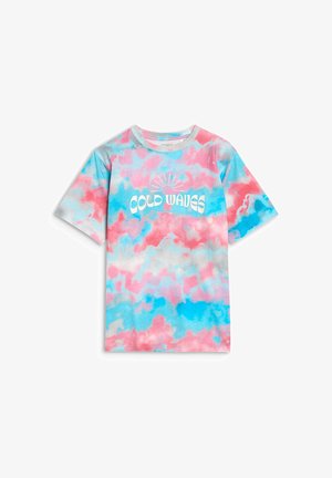T-shirt tie-dye rose, bleu et gris avec texte blanc "COLD WAVES" et un graphisme de soleil au-dessus du texte, manches courtes, col rond.
