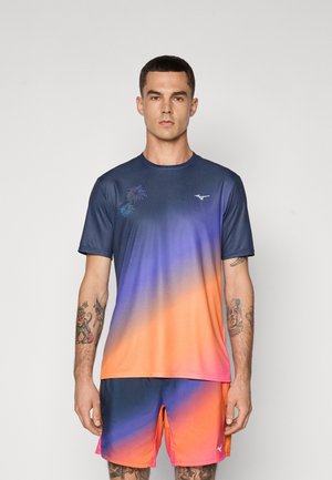T-shirt de sport pour homme dégradé bleu à orange, manches courtes, col rond, avec petit motif décoratif de palmier et logo sur la poitrine.