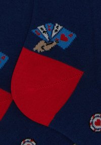 Calze blu navy con un risvolto rosso; caratterizzate da una mano che tiene delle carte da gioco con cuori e diamanti; design lavorato a maglia con una texture liscia.