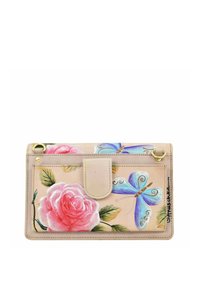 Rosa Rosen- und blaue Schmetterlingsmuster auf einer beigen Lederbörse. Sie verfügt über einen Klappenverschluss, dekorative Nähte und goldene Hardware-Details.