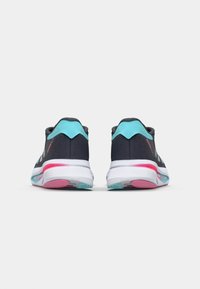 Zwarte sportieve schoenen met turquoise accenten en een witte zool. Heeft een gestructureerde bovenkant en roze details op de hiel en zool.