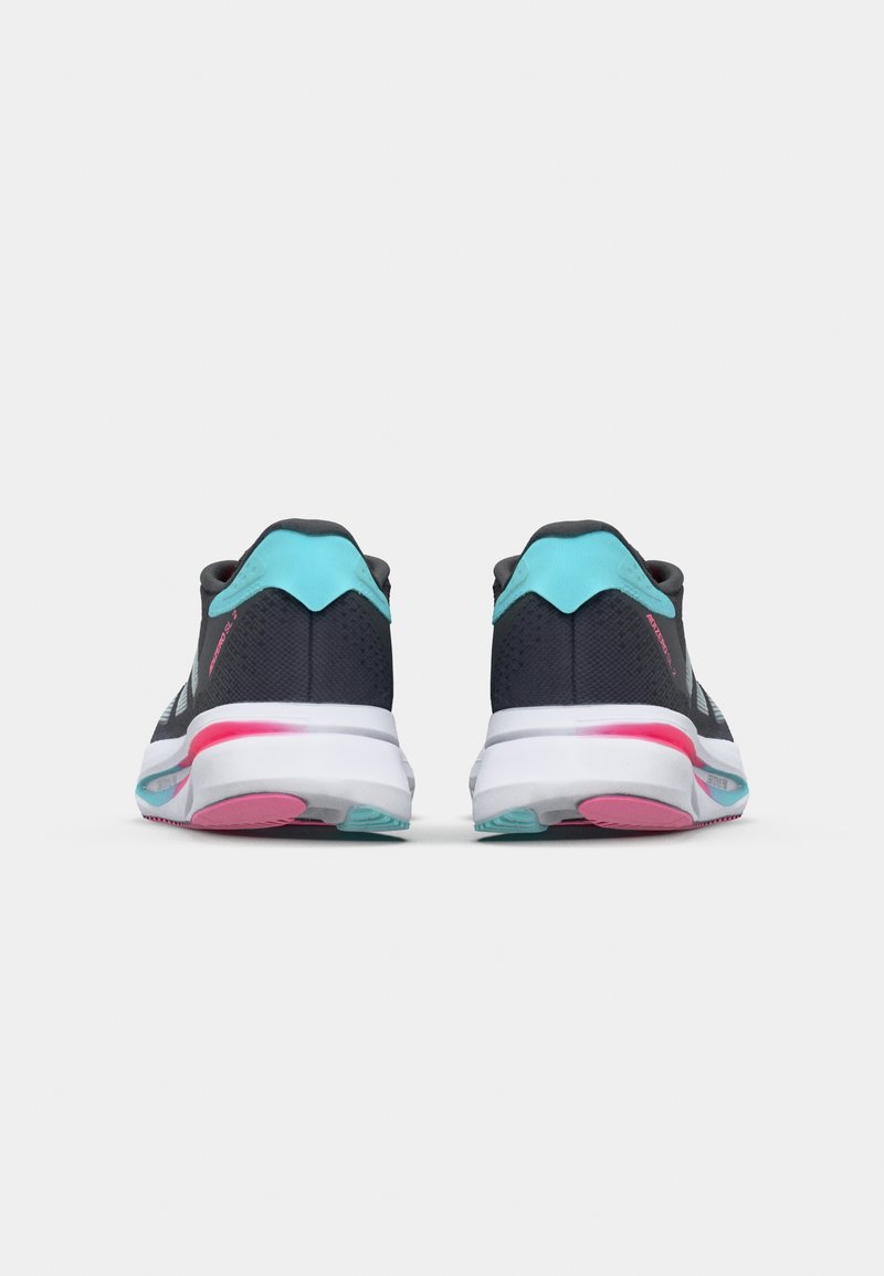 Zapatillas deportivas negras con acentos turquesa y una suela blanca. Presentan una parte superior texturizada y detalles en rosa en el talón y la suela.