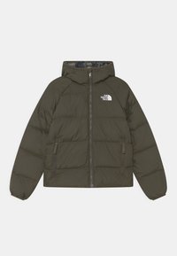 Giubbotto imbottito verde oliva con cappuccio, chiusura frontale con zip e due tasche laterali. Presenta un logo bianco sul lato sinistro del petto e un design trapuntato.