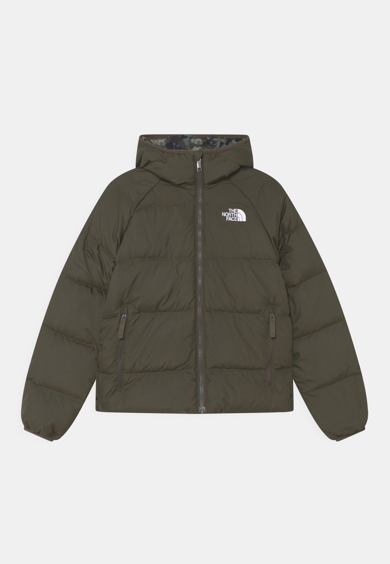 Giubbotto imbottito verde oliva con cappuccio, chiusura frontale con zip e due tasche laterali. Presenta un logo bianco sul lato sinistro del petto e un design trapuntato.