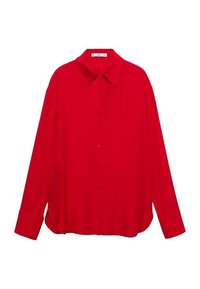Chemise rouge vif à manches longues, boutonnée, avec col pointu et ourlet légèrement arrondi, présentée à plat sur fond blanc.