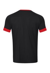 Maillot de sport noir avec des manches et un col rouges courts, fabriqué en tissu maillé respirant, présentant une texture lisse et une coupe classique.