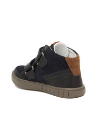 Scarpe da ginnastica alte in camoscio blu marina con accenti in camoscio marrone. Presentano due cinturini regolabili, una suola in gomma testurizzata e un interno imbottito.