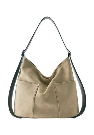 Beige suède schoudertas met zwarte verstelbare riem en twee grote voorzakken, licht doorgezakte vorm tegen een witte achtergrond.