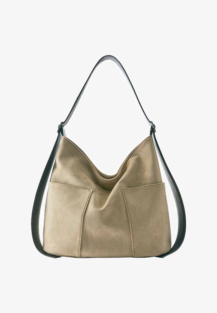 Sac à bandoulière en daim beige avec une sangle noire réglable et deux grandes poches avant, forme légèrement affaissée sur fond blanc.