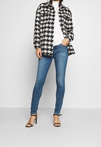 Guess Abrigo clásico - black