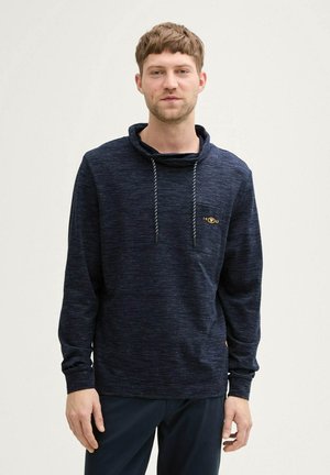 Mørkeblå langærmet hoodie med struktureret overflade, snoretræk ved halsen og små lomme detaljer med et guld logo.