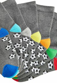 Sechs Paar graue Socken mit Mustern von schwarz-weißen Fußbällen, verziert mit farbigen Akzenten in Blau, Grün, Rot, Gelb und Orange.