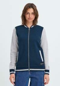 Tumesinine ja hall zip-up bomber-jakk, ribidega krae ja varrukaotsad, küljetaskud, pehme kangas, brändi logo silt hemme juures.