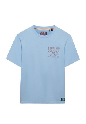 Lyseblå bomulds t-shirt med korte ærmer, rund halsudskæring og trykt "Superdry" logo i mørk rosa på fronten. Har en label ved kanten.