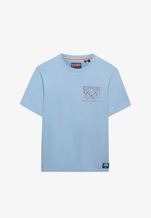 Jasnoniebieski bawełniany t-shirt z krótkimi rękawami, okrągłym dekoltem i nadrukowanym logo "Superdry" w ciemnoróżowym kolorze na przodzie. Posiada metkę na dole.