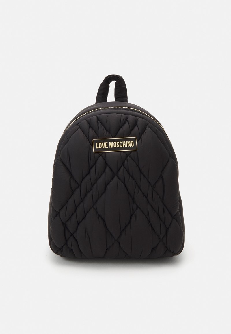 Sac à dos en nylon matelassé noir avec le logo doré "LOVE MOSCHINO", de forme arrondie, avec poignée supérieure et fermeture zippée. Motif texturé sur l'ensemble.