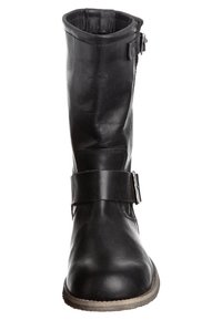 Bottine en cuir noir mi-mollet avec un bout rond, ornée d'une large sangle et d'une boucle au niveau de la cheville. Texture lisse et semelle robuste.