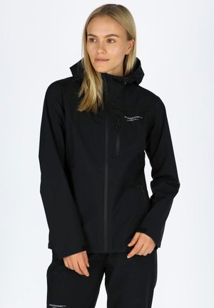 Schwarze wasserdichte Jacke mit tailliertem Design, Kapuze, Reißverschluss vorne und Logodetail auf der Brust. Geschmeidige Textur, geeignet für den Einsatz im Freien.