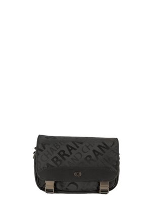 Bolsa de mensajero negra con correas ajustables, cierre de solapa y patrón de nombre de marca en relieve en el exterior de tela.