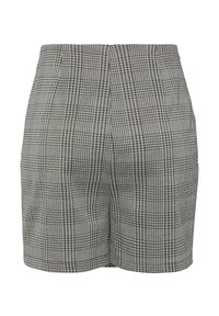 Op maat gemaakte shorts in een zwart-wit houndstooth patroon, gemaakt van een textuurstof. Heeft een hoge taille en een schone zoom.