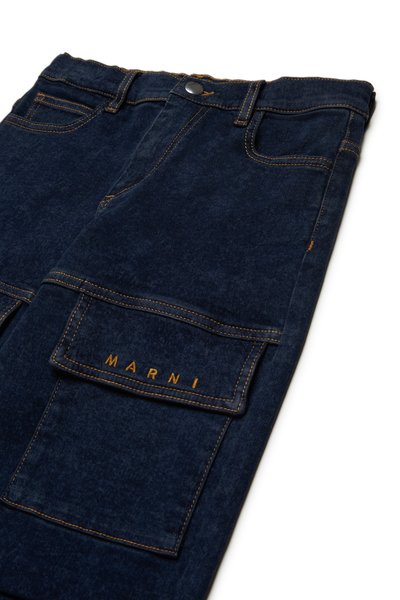 Tumši zili denim bikses ar redzamām šuvēm, priekšā ar pogu un rāvējslēdzēju, un ar lielu sānu kabatu ar "MARNI" logo.