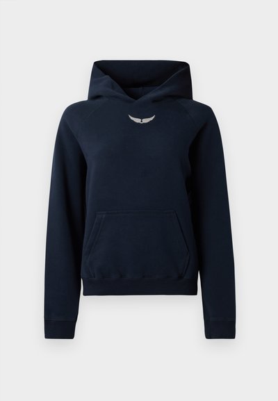 Tamnoplav hoodie iz mehkega blaga, ki ima kenguru žep, rebraste manšete in majhen srebrn logotip krila na prsih.