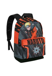 De rugzak heeft een donkergrijze body met oranje accenten. De voorkant toont een karakterafbeelding en de tekst "NARUTO", met een sterontwerp op de zak.