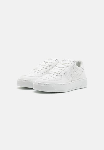 Sneaker in pelle bianca con punta rotonda, design perforato sulla parte anteriore e dettagli del logo discreto sul lato. Collo imbottito e lacci piatti.