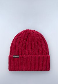 Gorro de punto rojo con textura acanalada, borde doblado y una pequeña etiqueta negra cosida en el lateral.