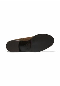 Zapato de ante marrón tipo slip-on con punta redonda, correa de ante color cuero y suela de goma negra lisa con un detalle de logotipo estampado.