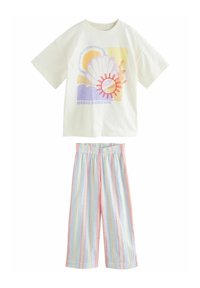 Kurzärmliges creamfarbenes T-Shirt mit einem bunten Muschel- und Sonnenmotiv, kombiniert mit weitgeschnittenen, pastellgestreiften Hosen mit elastischem Bund.