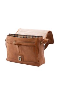 Borsa a tracolla in pelle marrone con pattina color nocciola, caratterizzata da una fodera interna a quadri, numerose tasche e dettagli in metallo argentato.