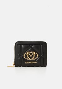 Portofel din piele quilted neagră cu logo-ul auriu Love Moschino și fermoar, compact și de formă pătrată pe un fundal alb.