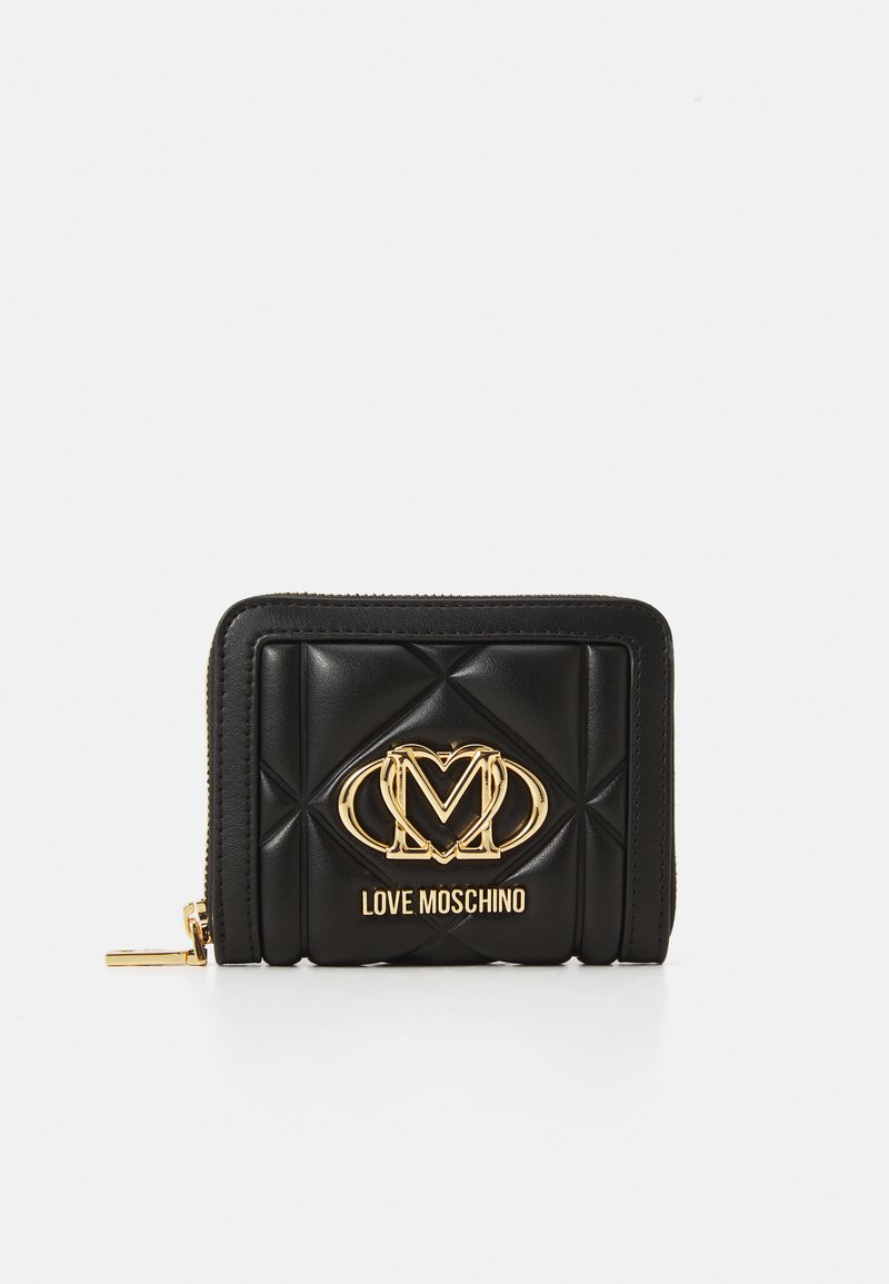 Portofel din piele quilted neagră cu logo-ul auriu Love Moschino și fermoar, compact și de formă pătrată pe un fundal alb.