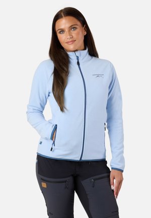Helle blaue Fleecejacke mit hohem Kragen, Frontreißverschluss und Seitentaschen; mit dunklen Reißverschlussakzenten und einem Logo auf der Brust.