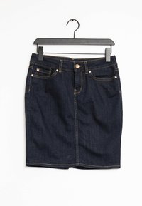 Mörkblå denimkjol med gul sömnad, kopparfärgad knapp och bältesöglor hängande på en svart plastgalge mot vit bakgrund.